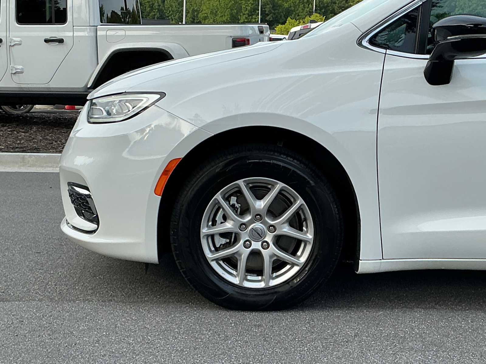Used 2024 Chrysler Pacifica Touring-L FWD image 11