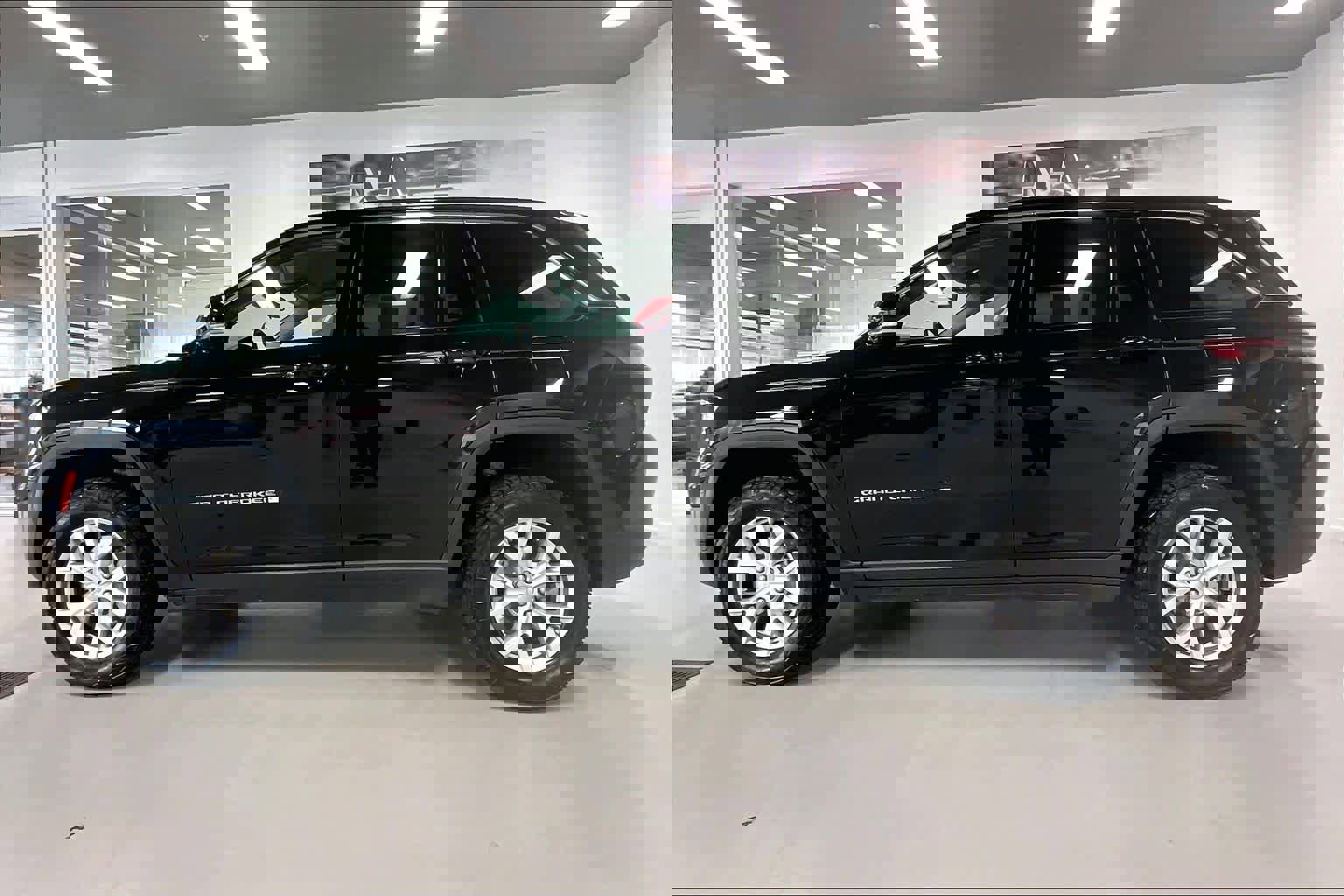 Used 2022 Jeep Grand Cherokee Limited image 3