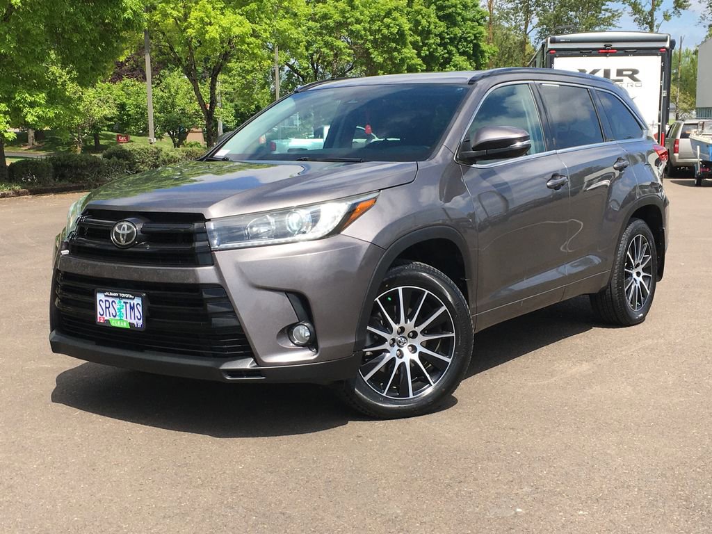 Used 2017 Toyota Highlander SE AWD/4WD image 1