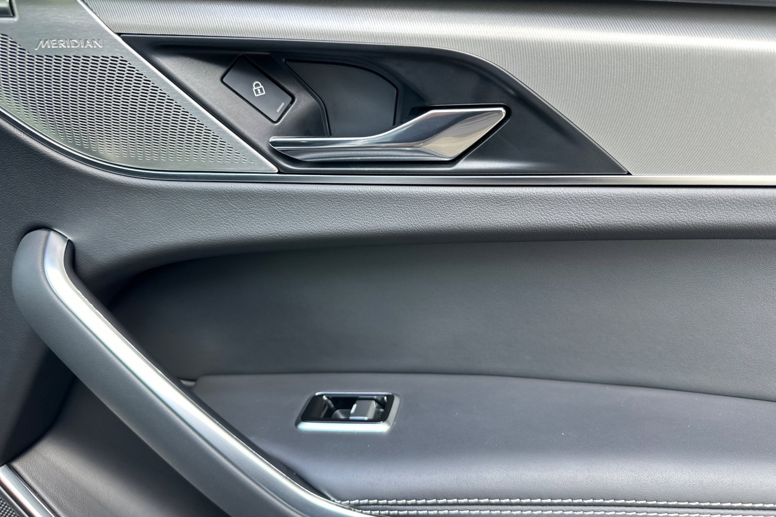 Used 2025 Jaguar F-PACE R-Dynamic S image 19