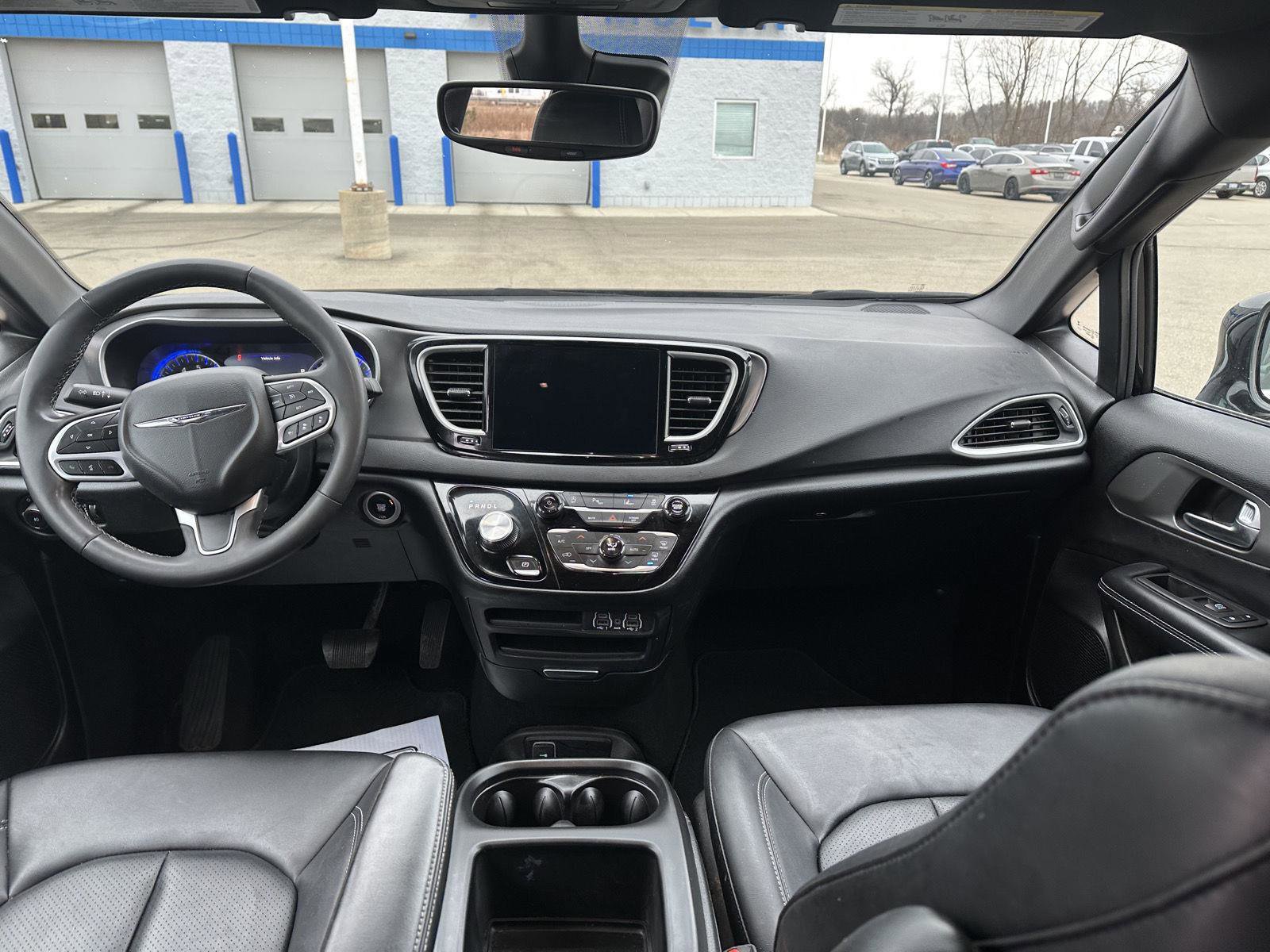 Used 2025 Chrysler Pacifica Select image 15