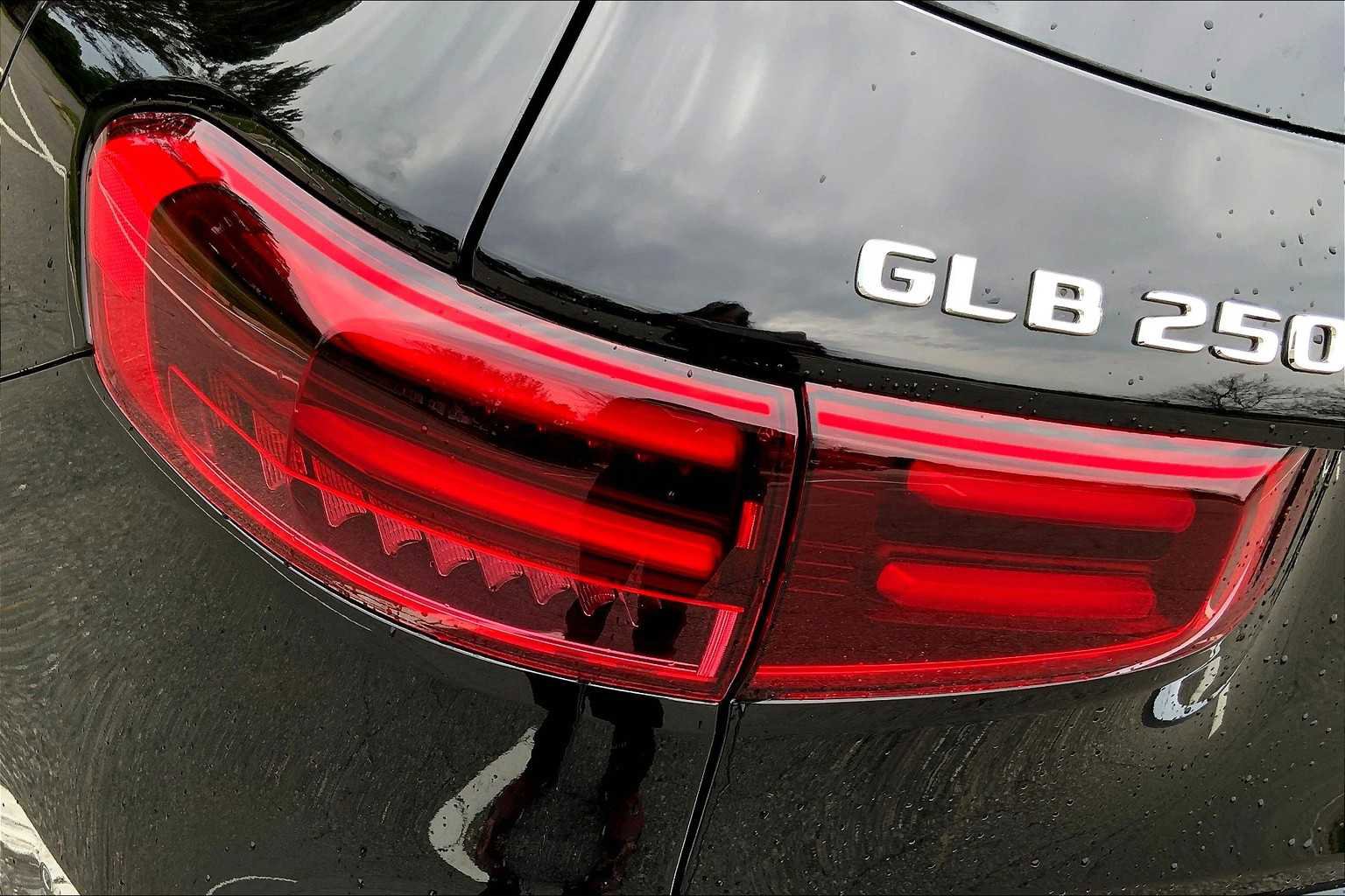 Certified 2025 Mercedes-Benz GLB 250 4MATIC image 18