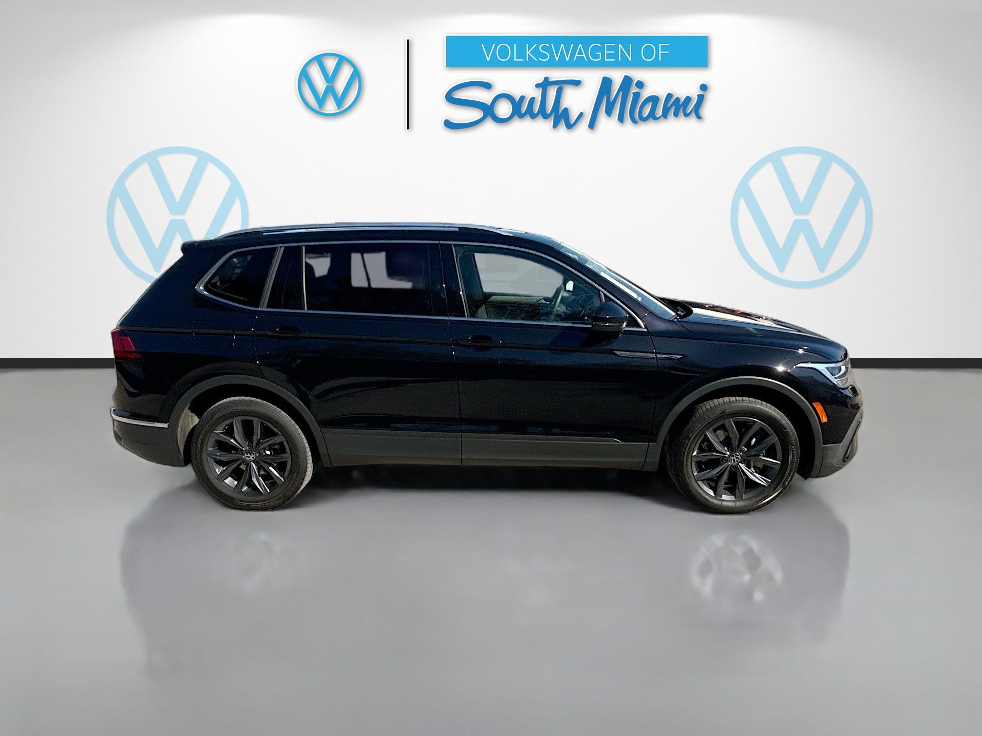 Used 2023 Volkswagen Tiguan SE w/ Panoramic Sunroof Package FWD image 8