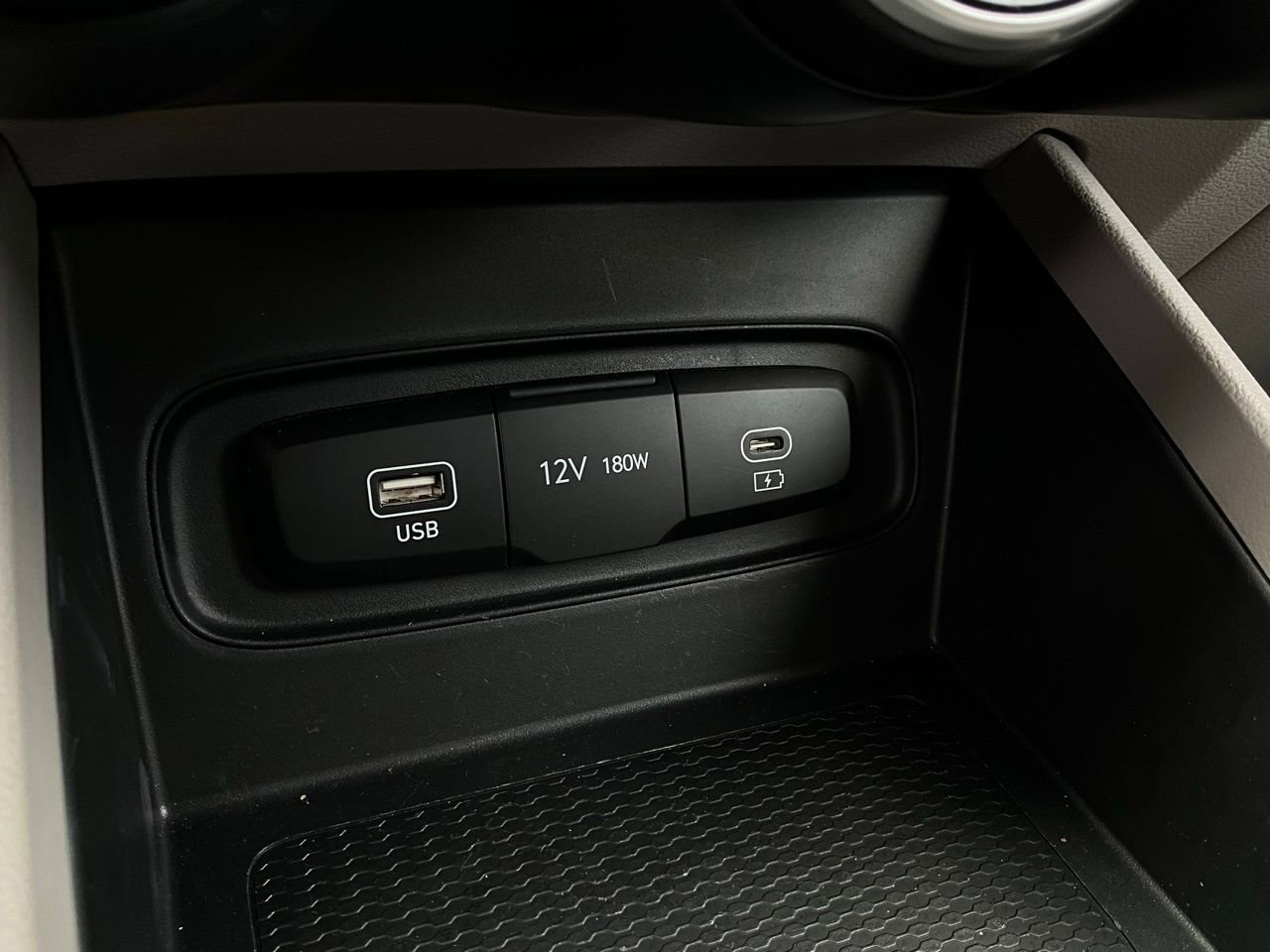 Used 2025 Hyundai Venue SEL image 25