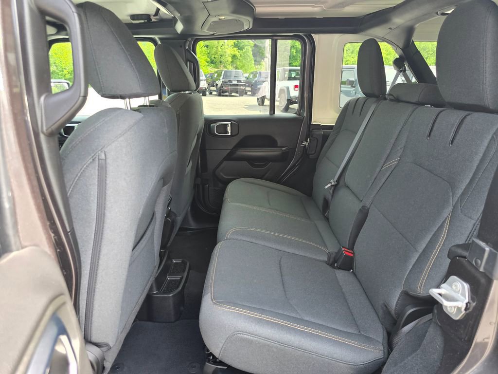 Used 2025 Jeep Wrangler Unlimited Sahara AWD/4WD image 10