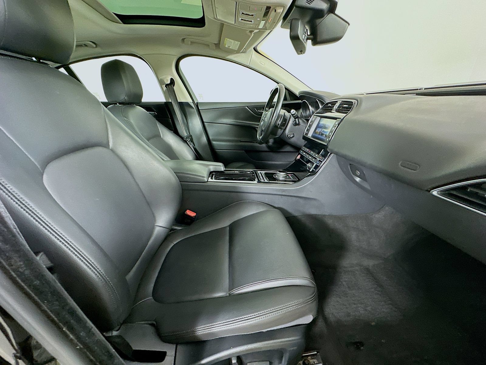 Used 2018 Jaguar XE Premium AWD/4WD image 42