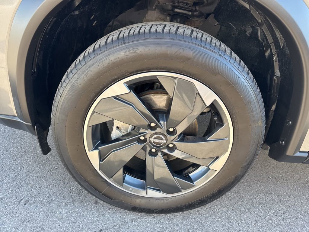 Used 2024 Nissan Rogue SV image 30