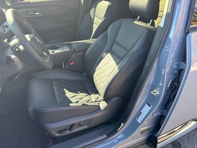 Used 2025 Nissan Rogue Platinum w/ Tech Package image 25