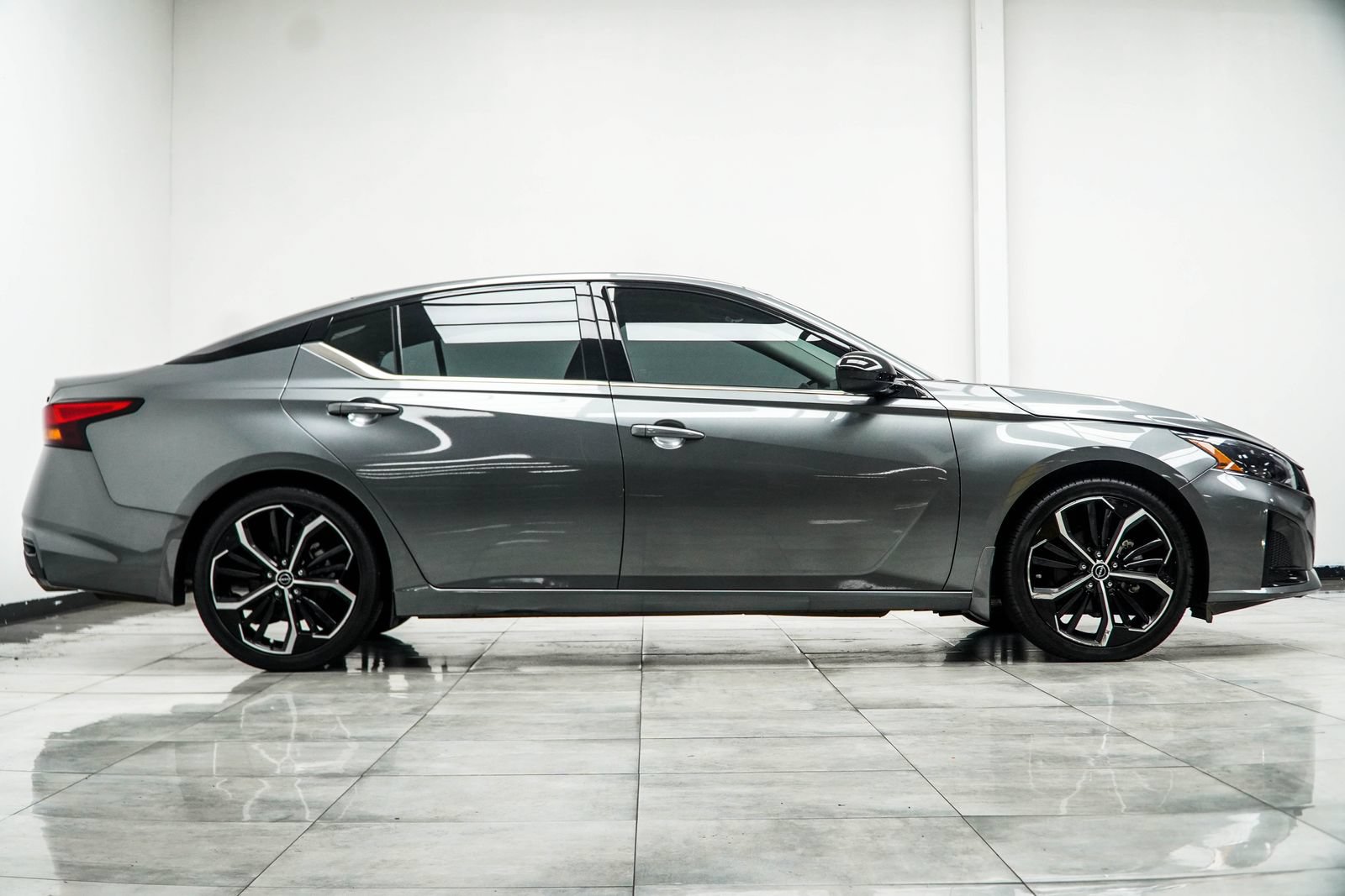 Used 2023 Nissan Altima 2.5 SR w/ SR Premium Package FWD image 8