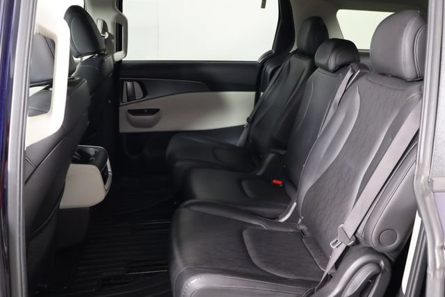 Used 2023 Kia Carnival LX FWD image 16