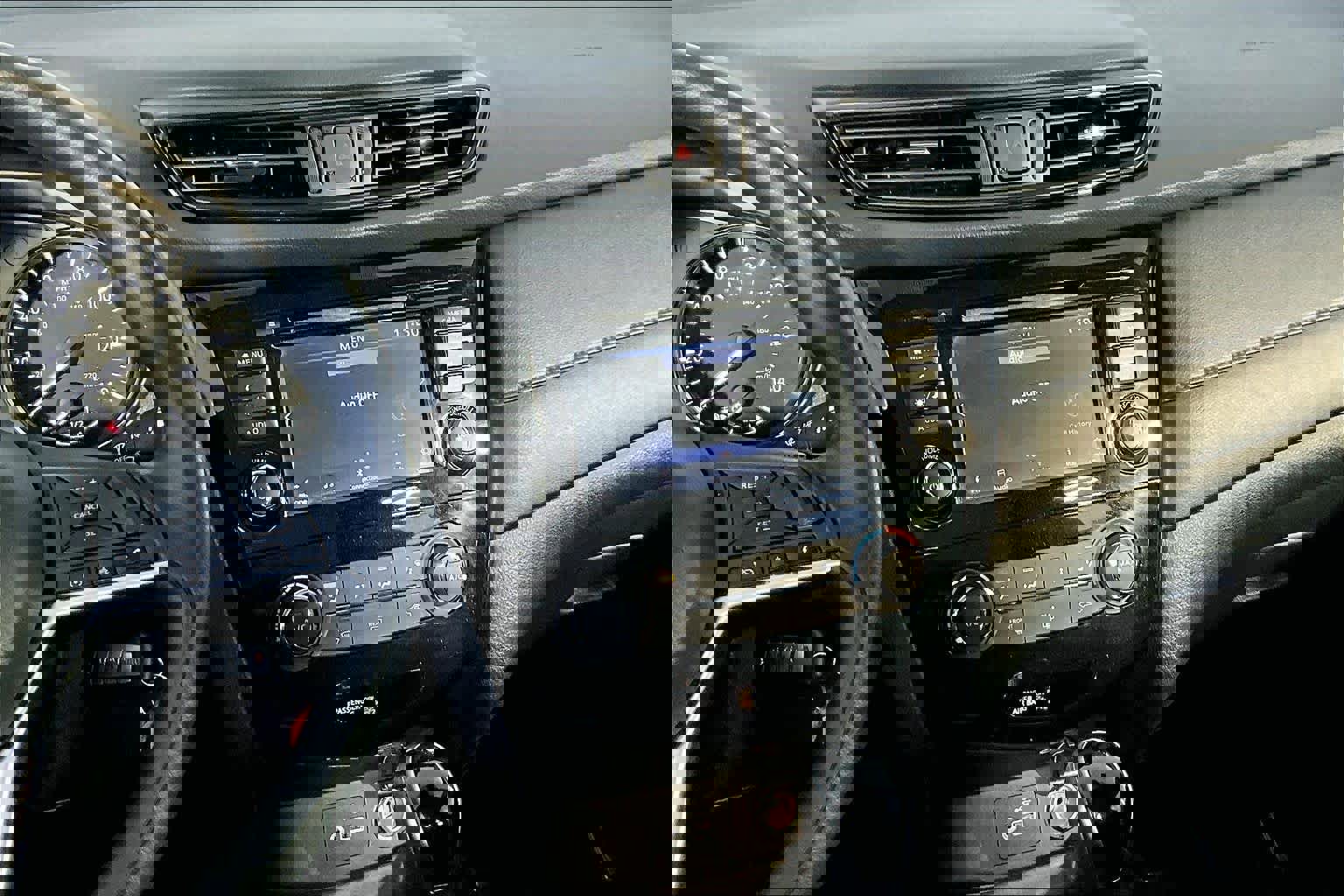 Used 2019 Nissan Rogue S image 17