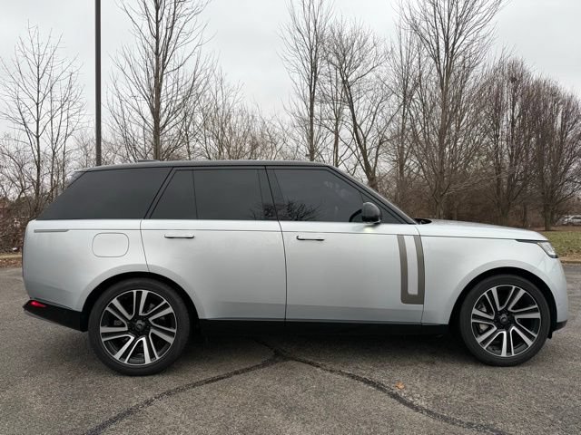 Used 2023 Land Rover Range Rover SE AWD/4WD image 2