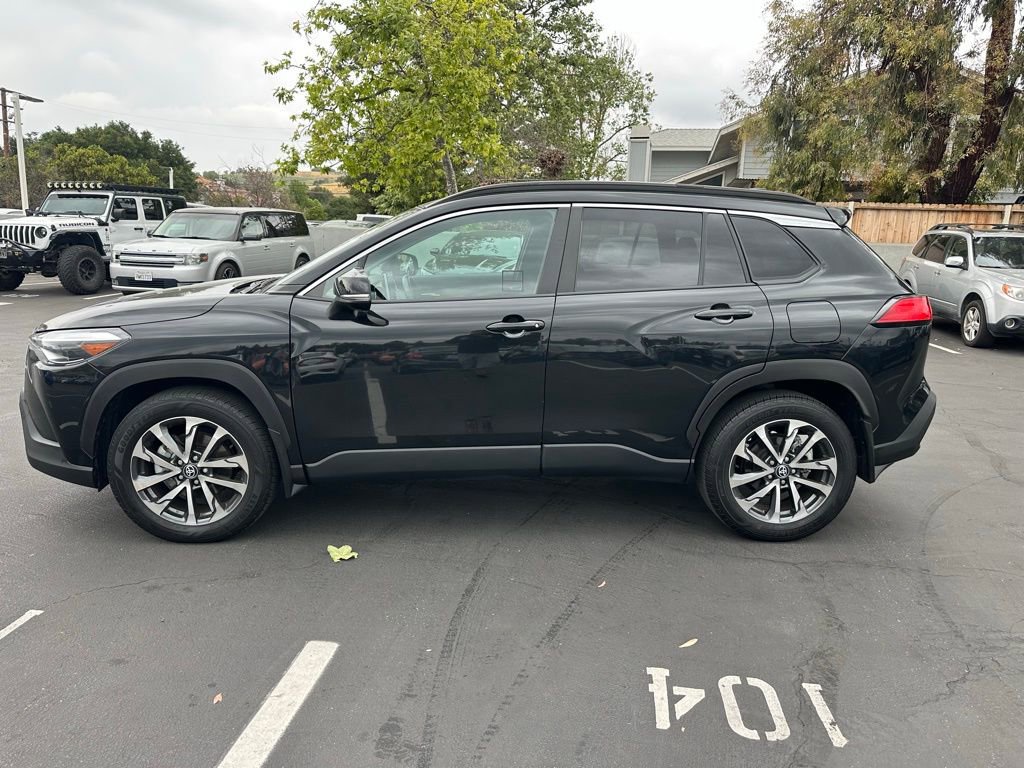 Used 2023 Toyota Corolla Cross XLE w/ Convenience Package image 3