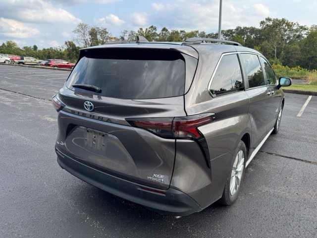 Used 2024 Toyota Sienna XLE w/ XLE Plus Package AWD/4WD image 3