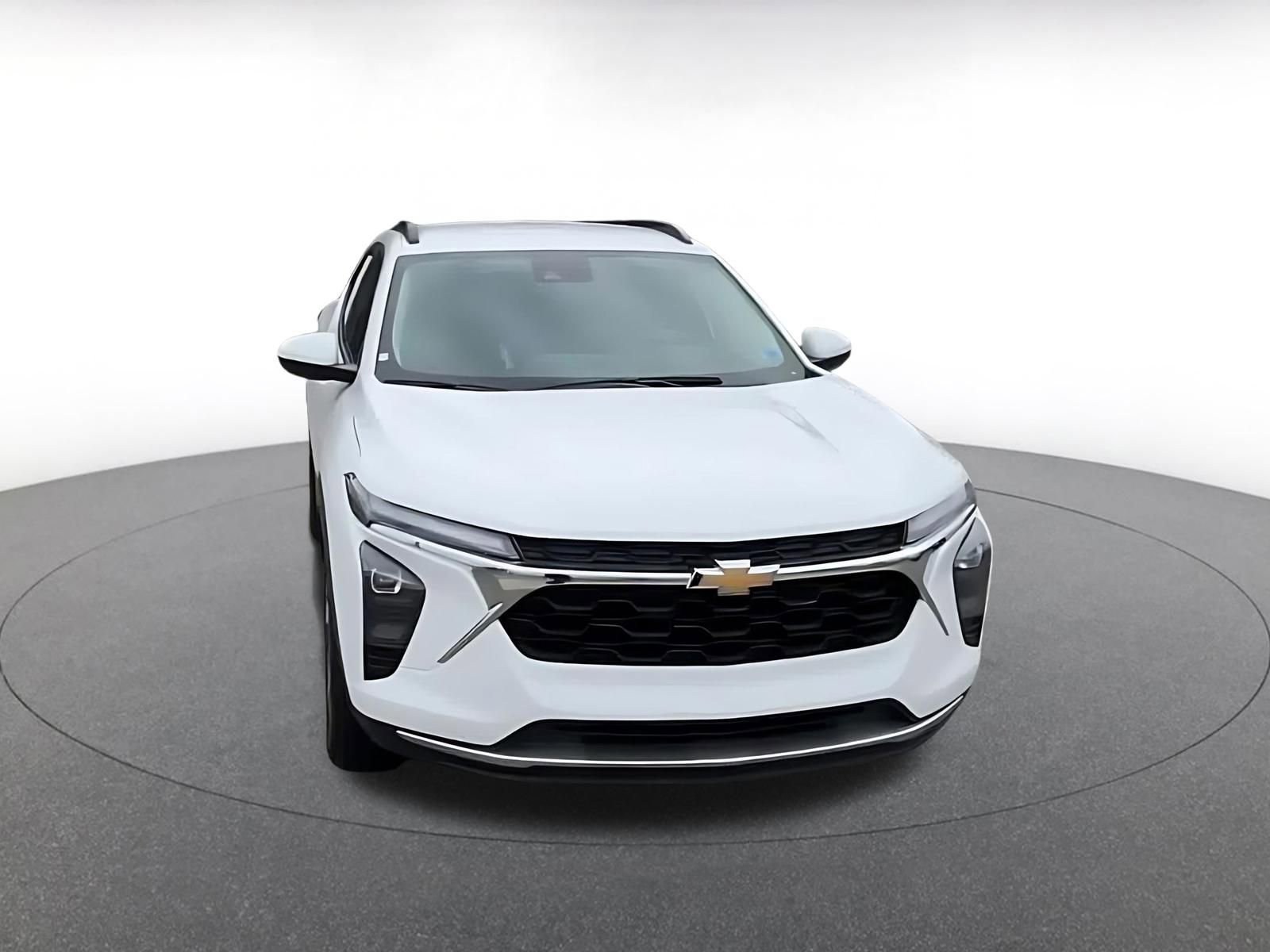 Used 2025 Chevrolet Trax LT FWD image 4