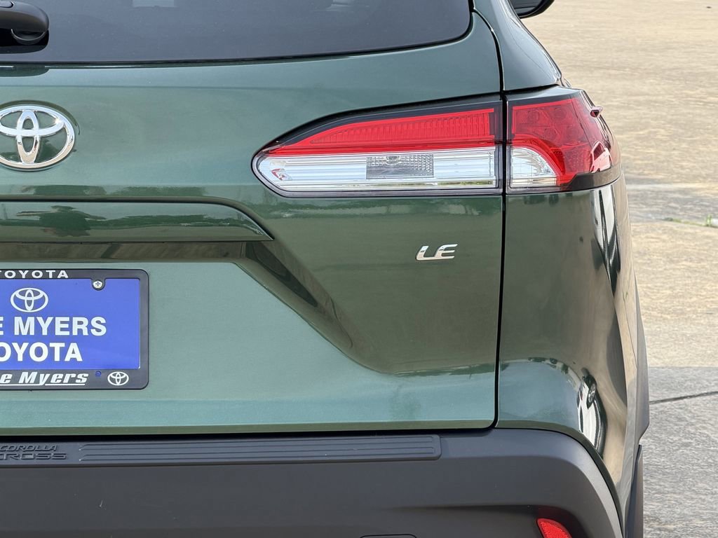 Used 2025 Toyota Corolla Cross LE w/ Moonroof Package FWD image 9