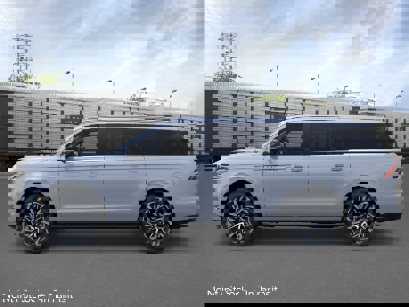 New 2026 Lincoln Navigator L Reserve AWD/4WD image 16