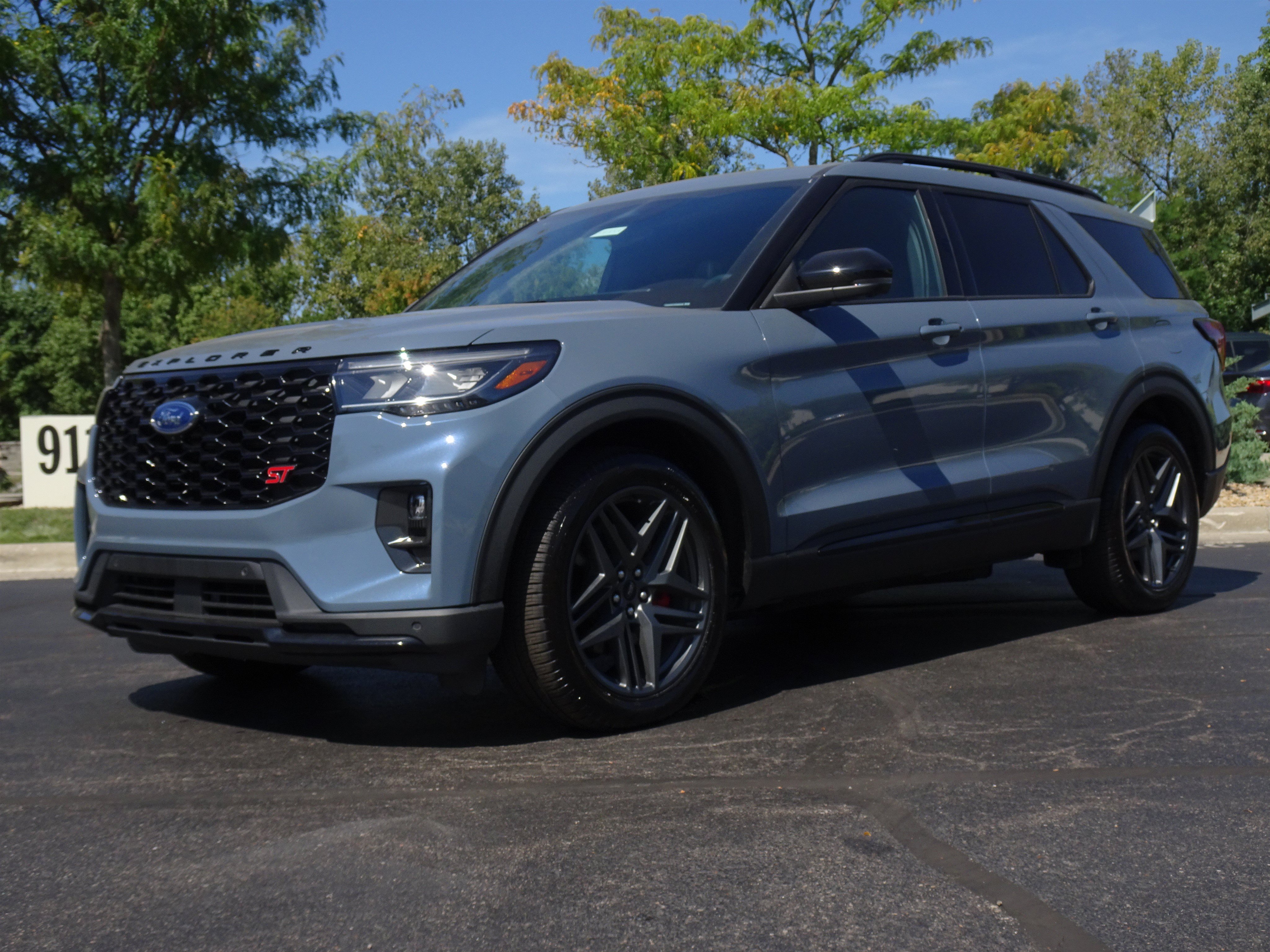 Used 2025 Ford Explorer ST AWD/4WD image 6