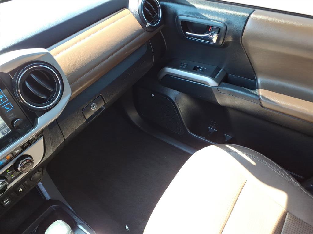 Used 2016 Toyota Tacoma Limited w/ Towing Package image 34