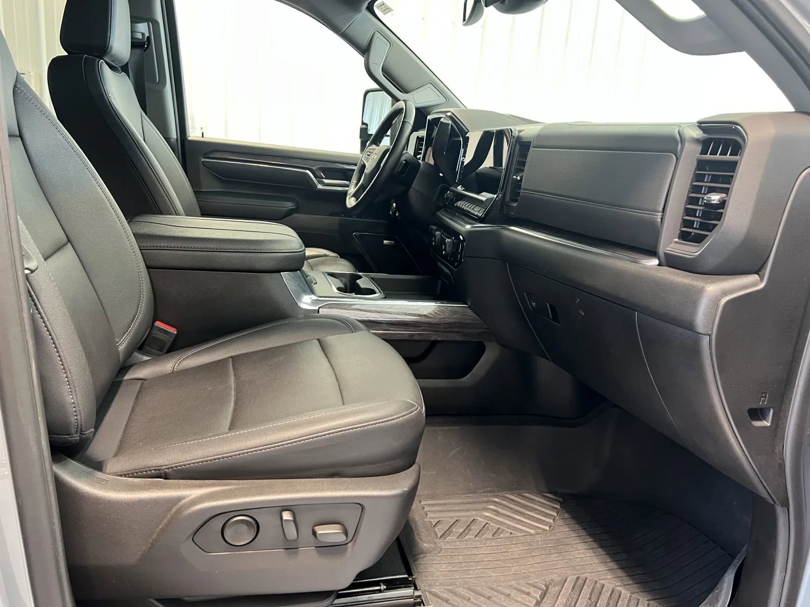 Used 2024 Chevrolet Silverado 2500 LTZ AWD/4WD image 34