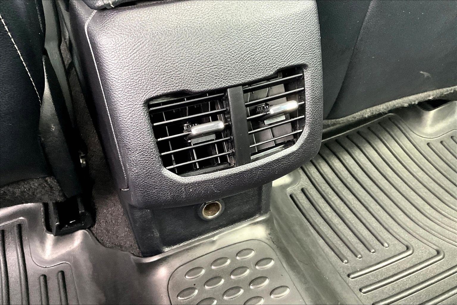 Used 2018 Ford Fusion SE w/ Equipment Group 201A FWD image 10