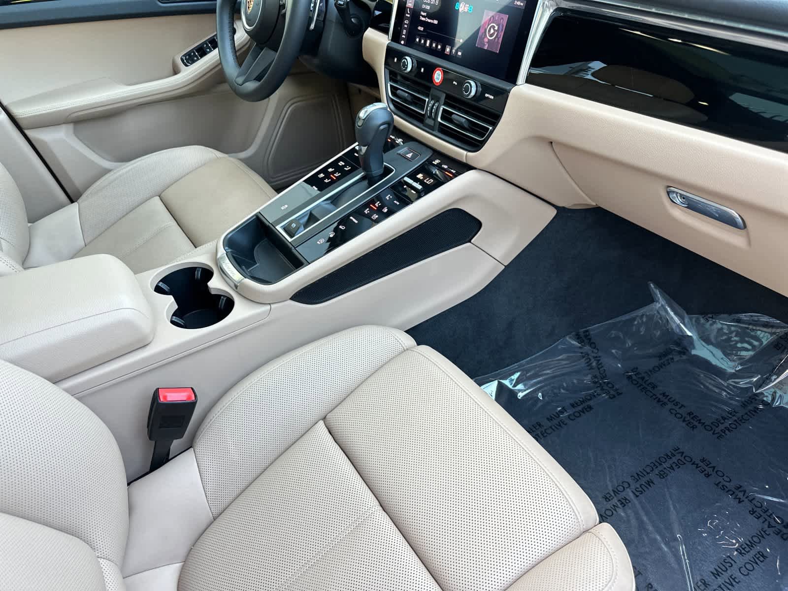 Certified 2025 Porsche Macan AWD/4WD image 17
