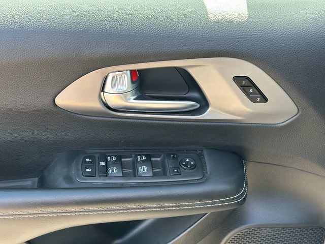 Used 2025 Chrysler Pacifica Select FWD image 20
