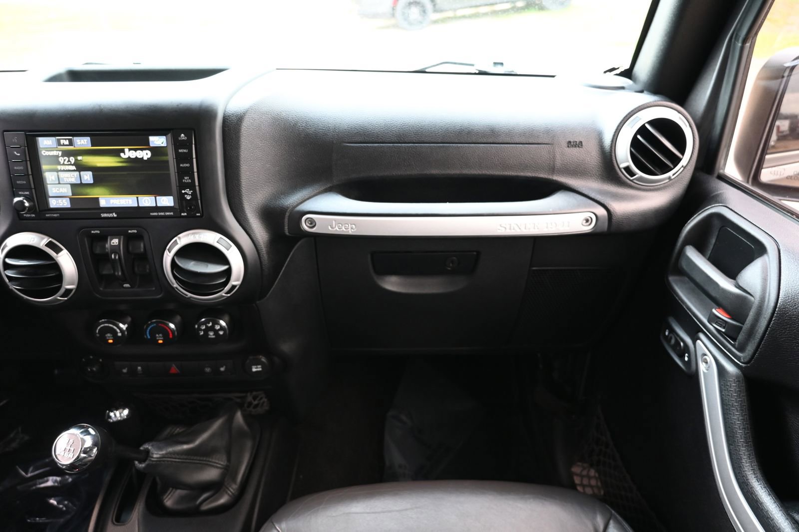 Used 2016 Jeep Wrangler Unlimited Sahara w/ Connectivity Group image 18