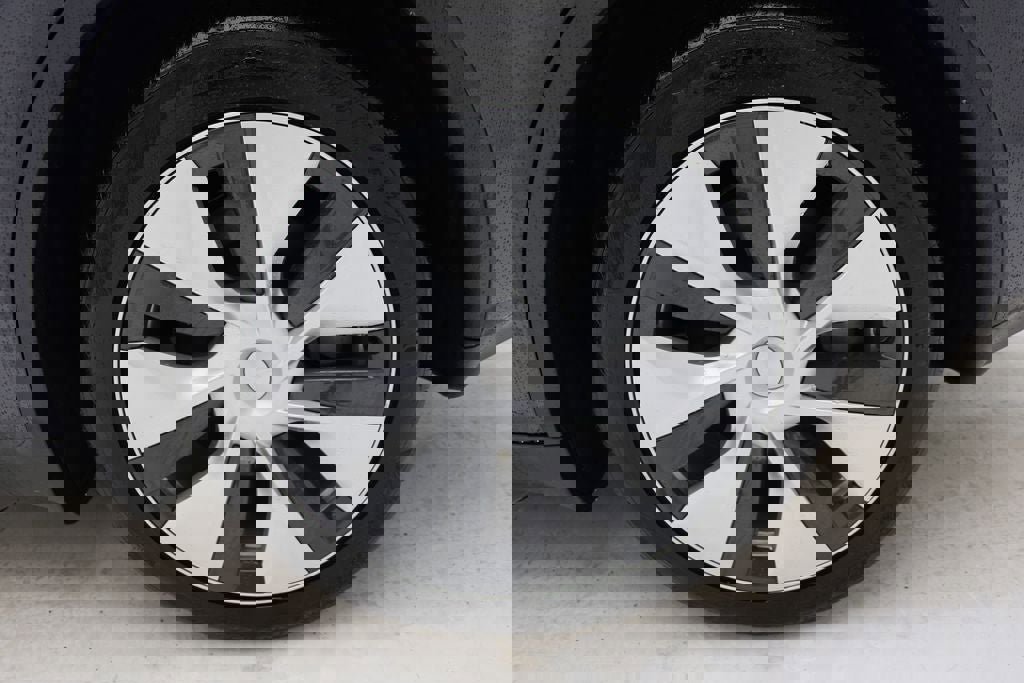 Used 2024 Tesla Model Y Long Range image 9