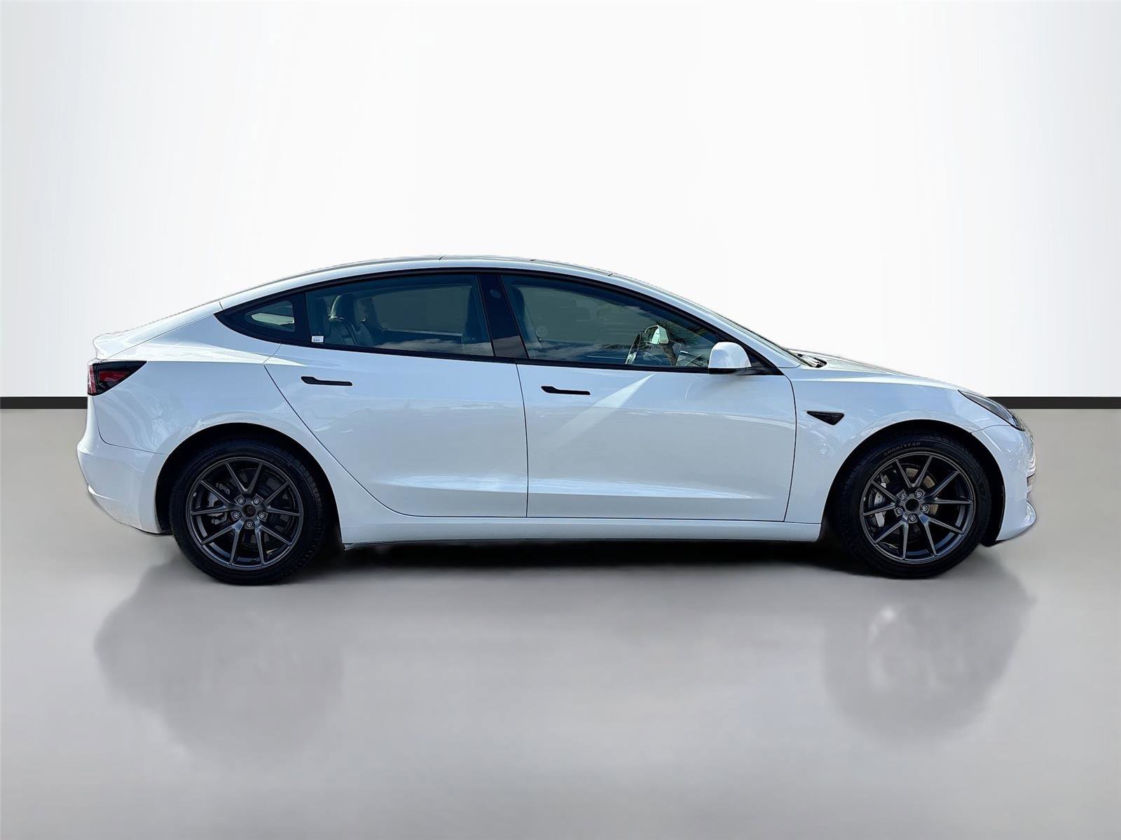 Used 2023 Tesla Model 3 Standard Range image 8