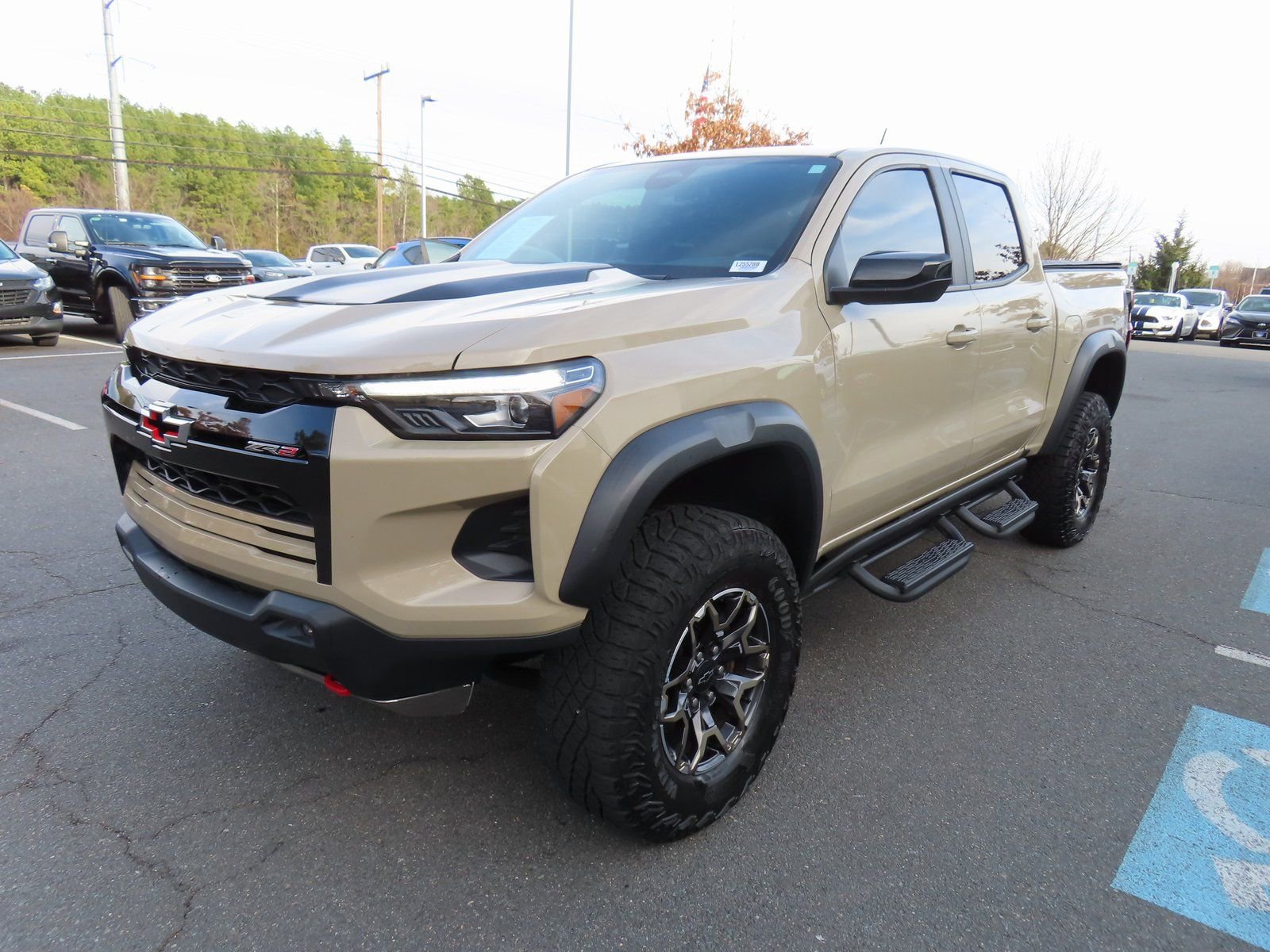 Used 2023 Chevrolet Colorado ZR2 w/ ZR2 Convenience Package III image 3