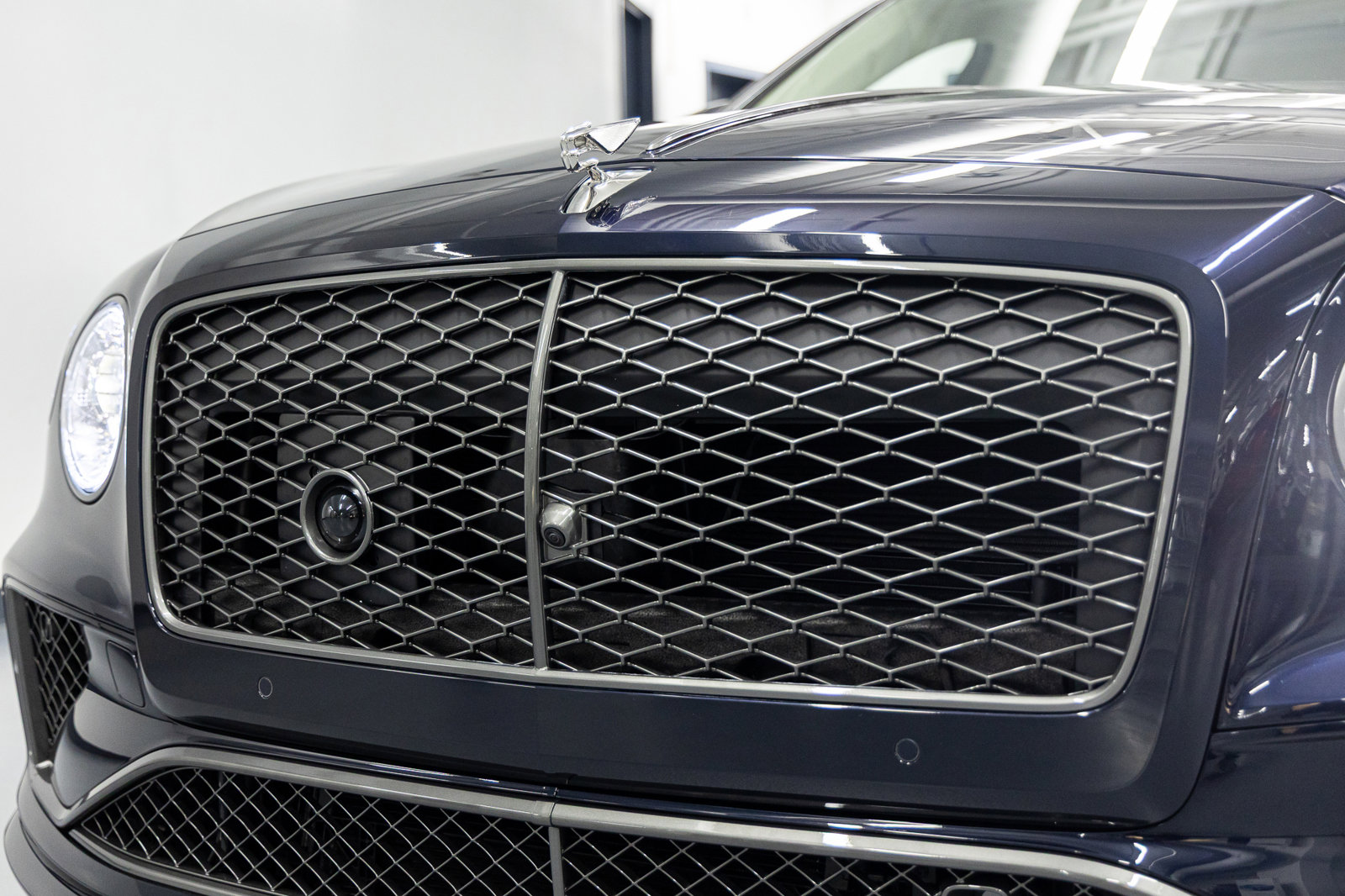 Certified 2025 Bentley Flying Spur Plug-In Hybrid AWD/4WD image 9