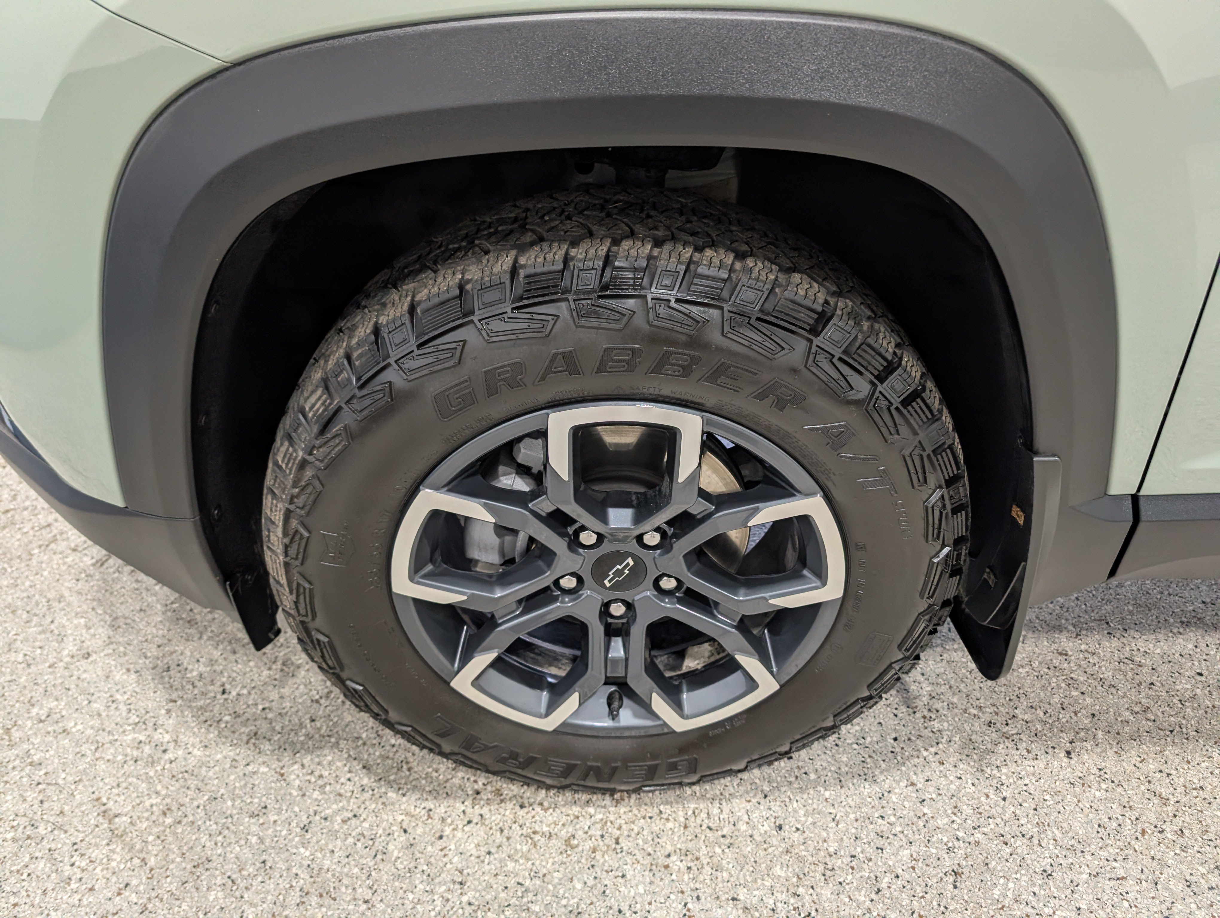 Used 2025 Chevrolet Equinox ACTIV w/ Safety and Technology Package AWD/4WD image 9