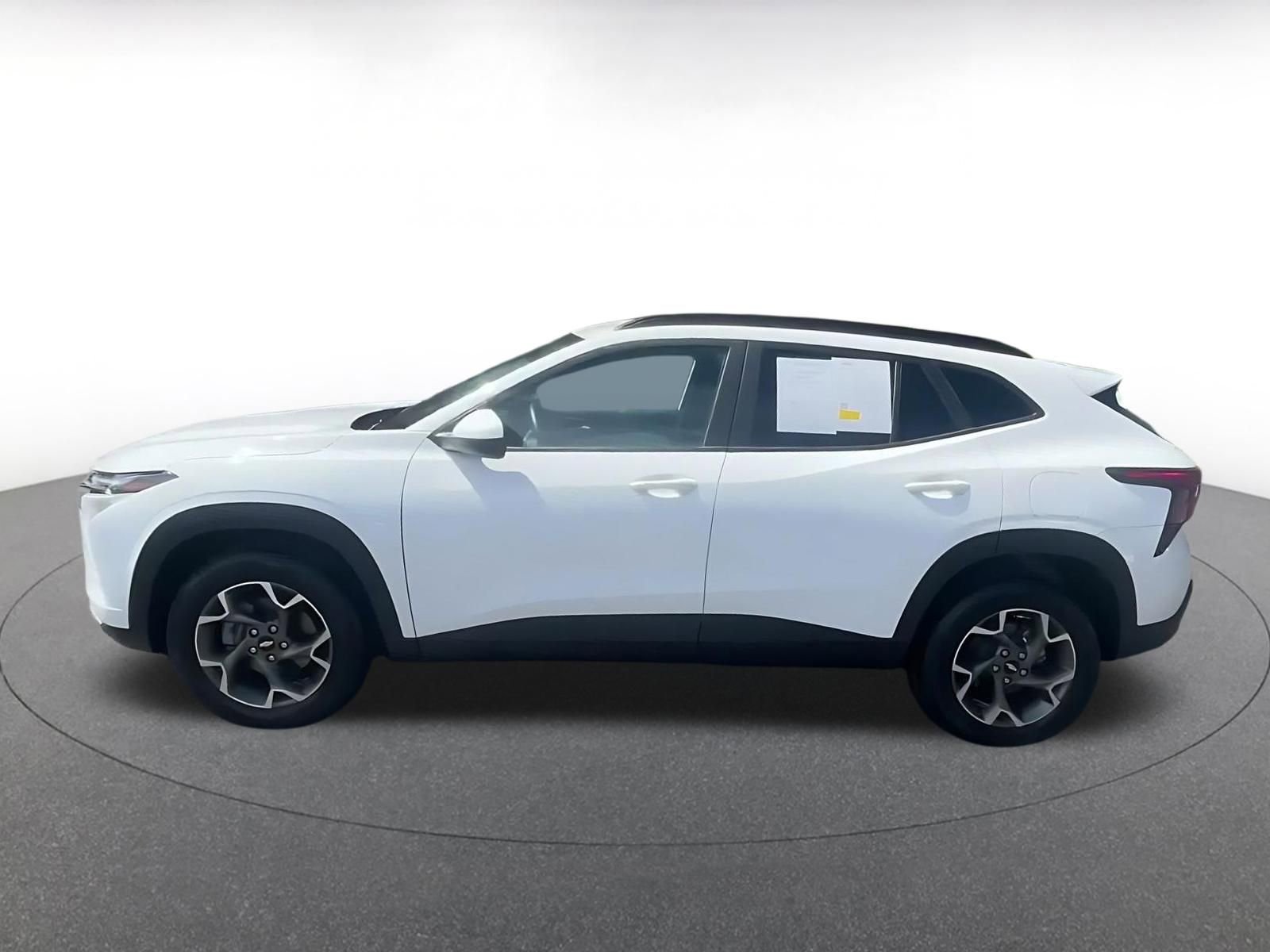 Used 2025 Chevrolet Trax LT w/ LT Convenience Package FWD image 9