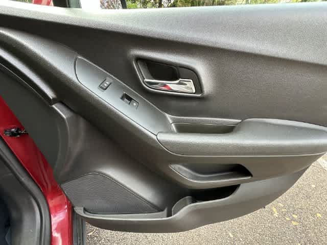 Used 2019 Chevrolet Trax LT w/ LT Convenience Package AWD/4WD image 22