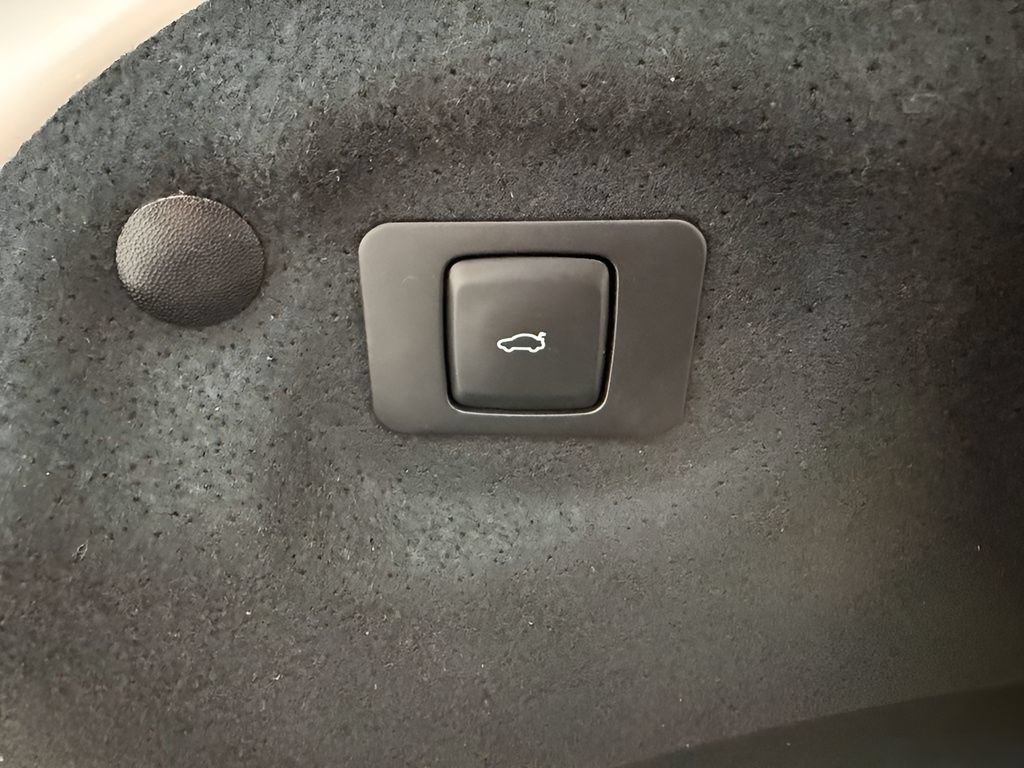 Used 2020 Lincoln MKZ w/ Convenience Package FWD image 10
