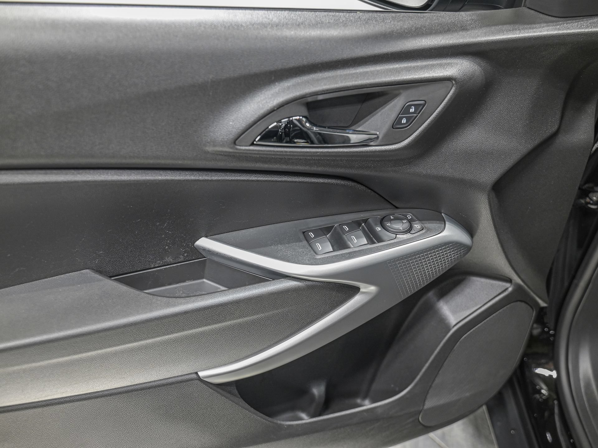 Used 2025 Chevrolet Trax LS FWD image 14