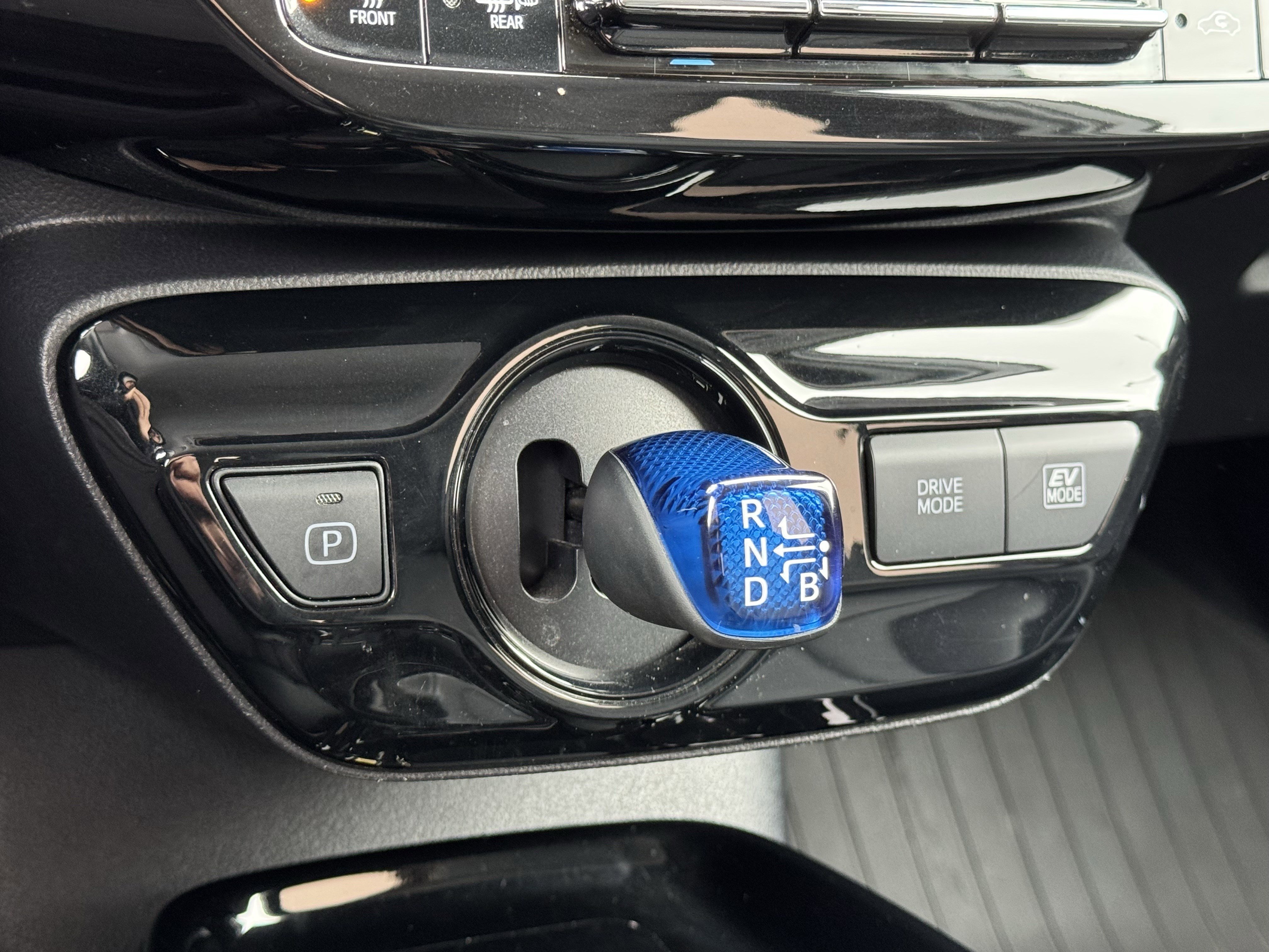 Used 2021 Toyota Prius L Eco image 31