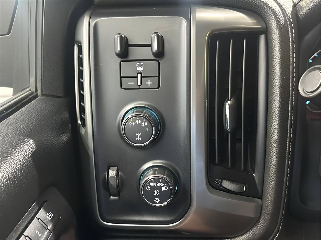 Used 2018 Chevrolet Silverado 2500 LTZ w/ Duramax Plus Package AWD/4WD image 11