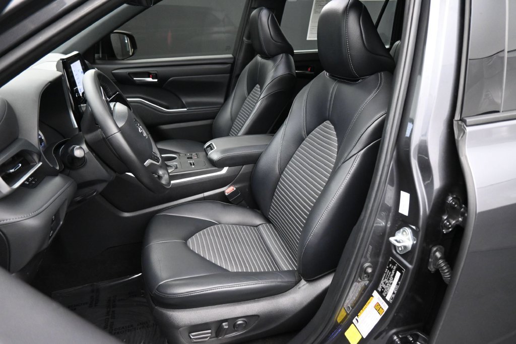 Used 2023 Toyota Highlander XSE FWD image 16