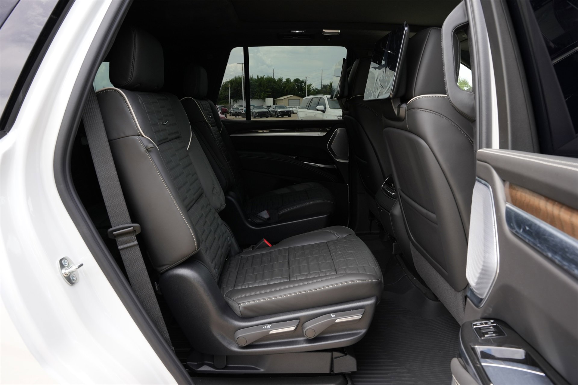 New 2025 Cadillac Escalade Sport Platinum w/ LPO, ONYX Package image 23