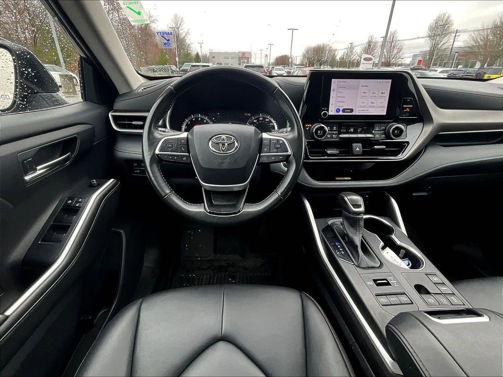 Used 2024 Toyota Highlander XLE AWD/4WD image 18