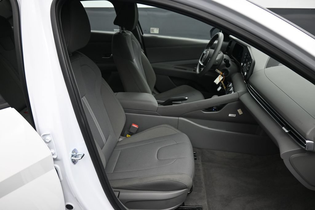 Certified 2025 Hyundai Elantra SE w/ Cargo Package FWD image 24