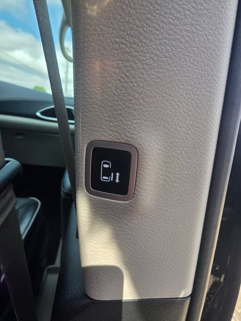 Used 2023 Chrysler Pacifica Limited FWD image 14