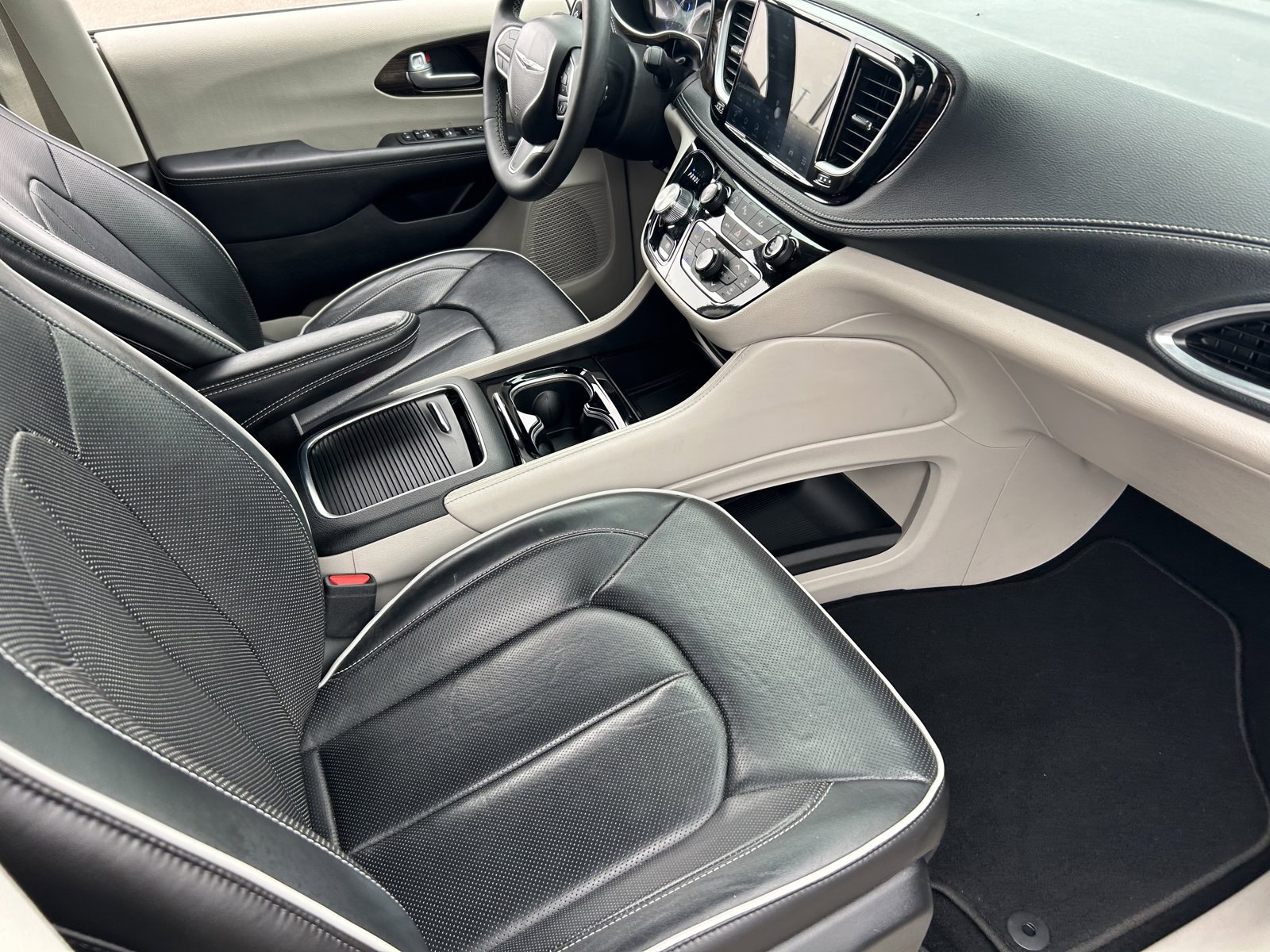 Used 2024 Chrysler Pacifica Limited FWD image 13