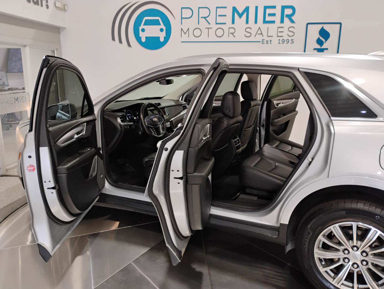 Used 2018 Cadillac XT5 Luxury w/ Driver Awareness Package image 8