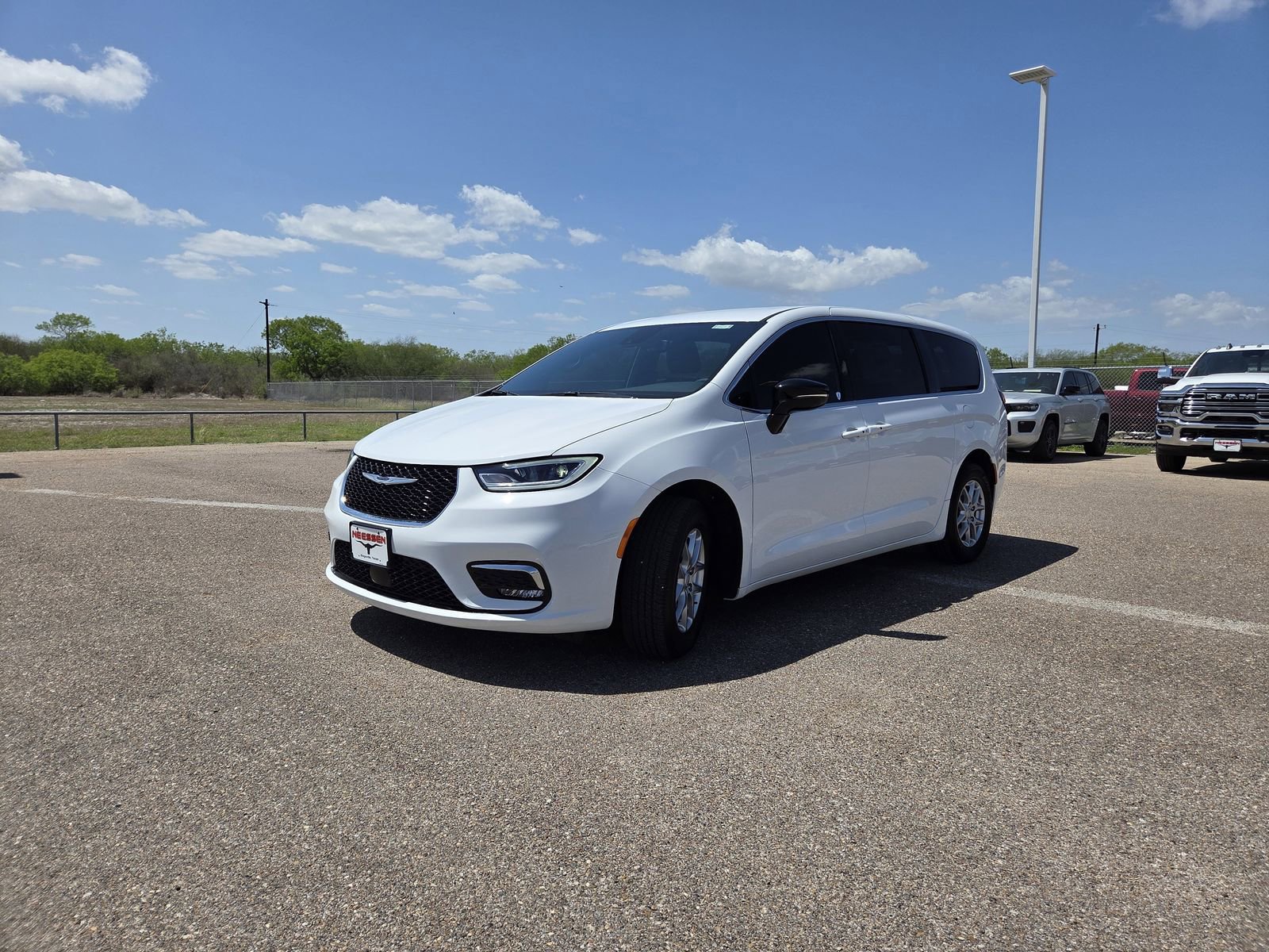 New 2026 Chrysler Pacifica Select FWD image 3