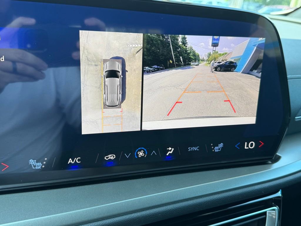 Used 2024 Chevrolet Traverse LT w/ Enhanced Driving Package image 55