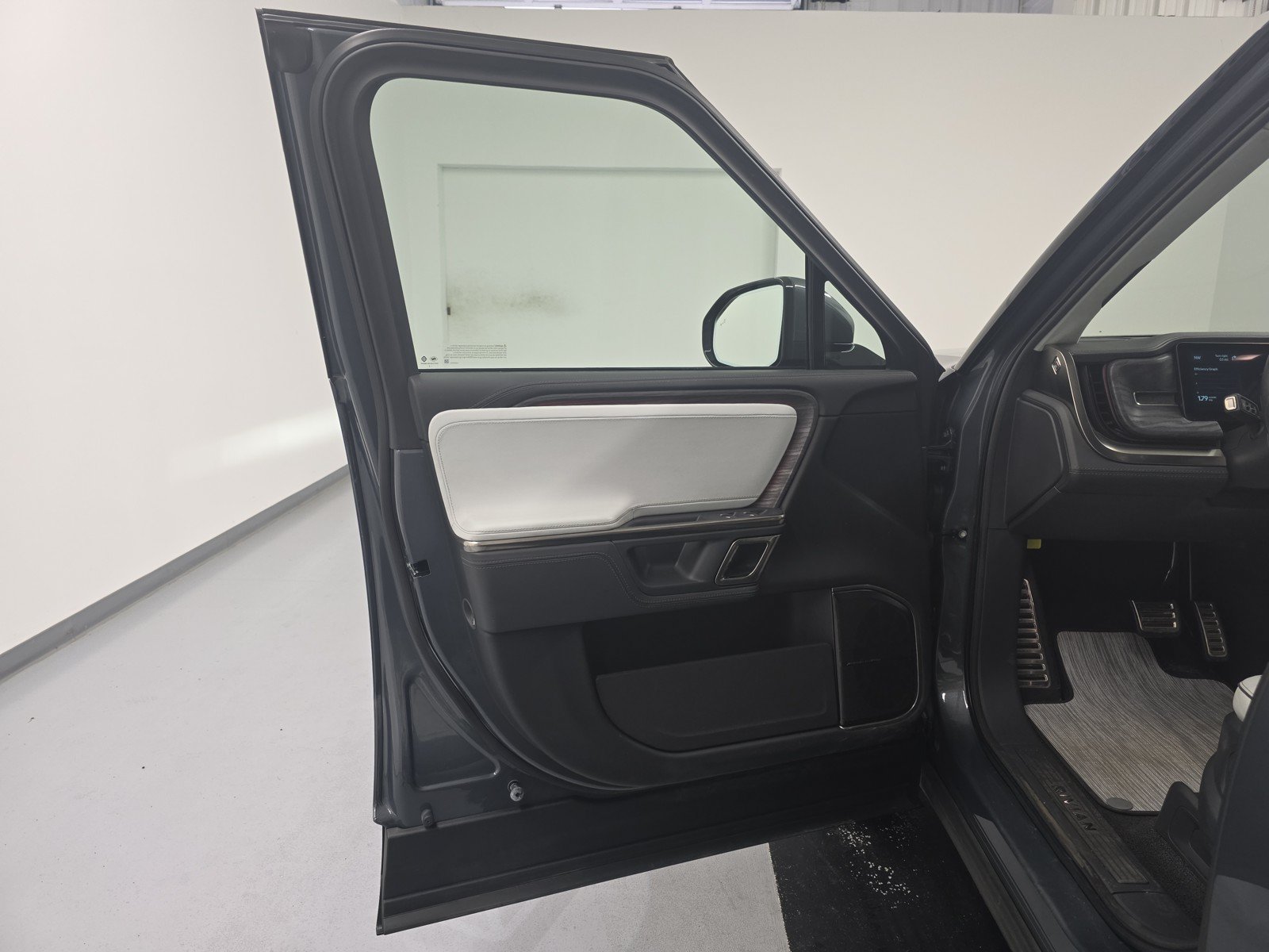 Used 2022 Rivian R1T Adventure AWD/4WD image 16