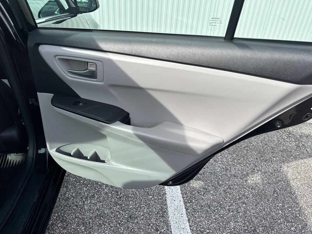 Used 2015 Toyota Camry SE FWD image 21